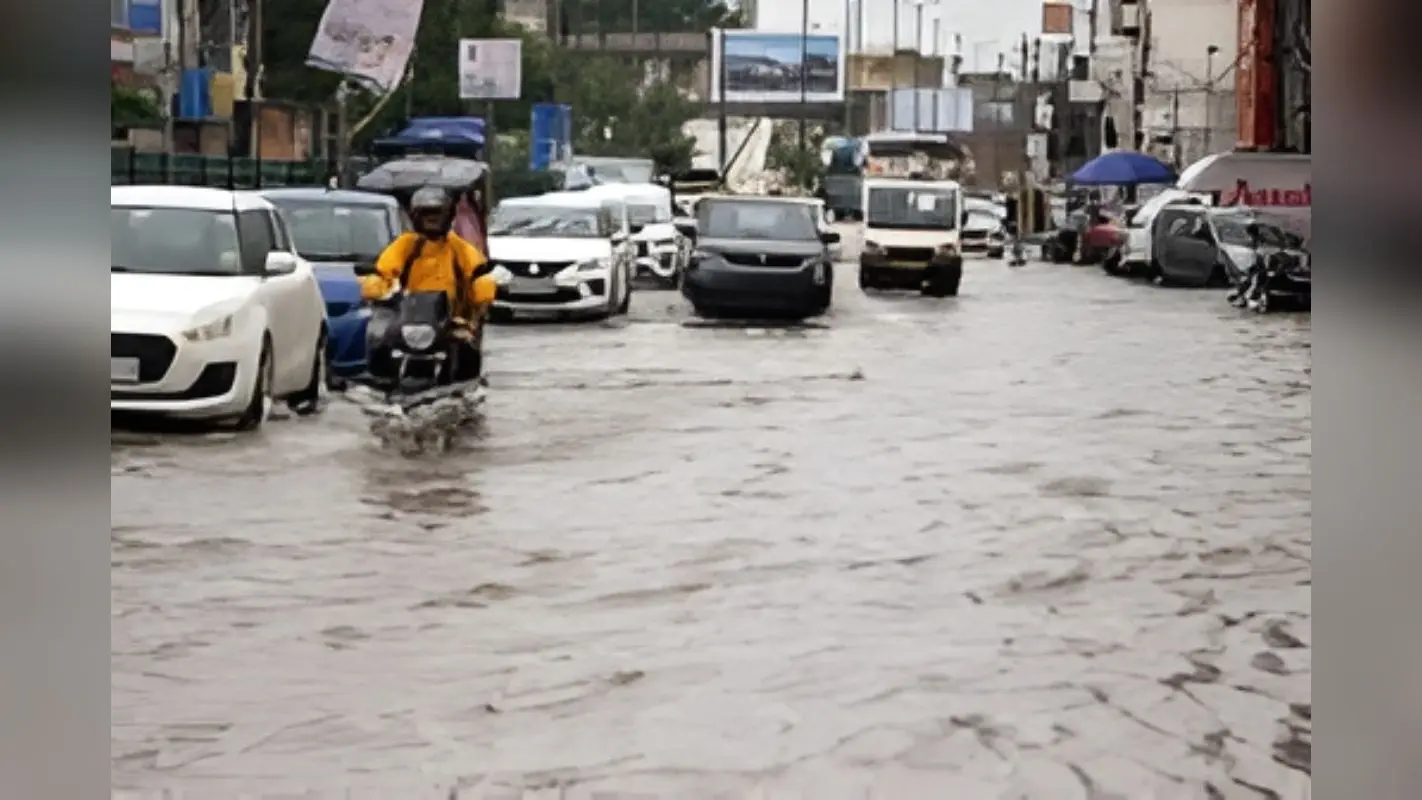 गर्मी से राहत, लेकिन सड़कों पर आफत… दिल्ली NCR में बारिश से जलभराव की समस्या