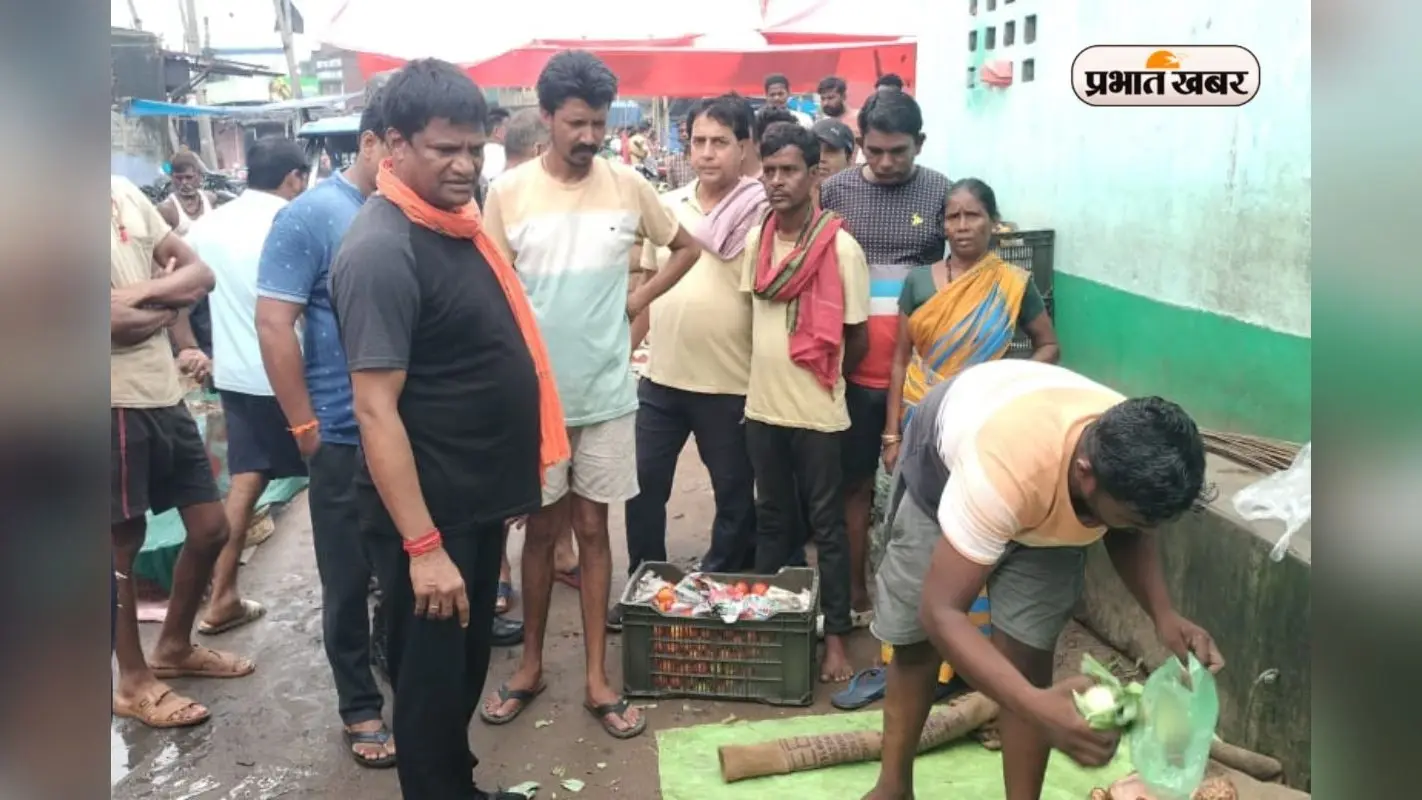 सब्जी खरीदने हटिया बाजार पहुंचे सांसद ढुलू महतो, दिल्ली लेकर जायेंगे ताजा सब्जियां