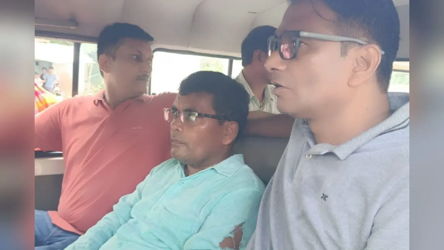 Bihar Bhumi: टिफिन बॉक्स में किसान से 20000 घूस लेते धराये राजस्व कर्मचारी, औरंगाबाद में निगरानी विभाग की बड़ी कार्रवाई