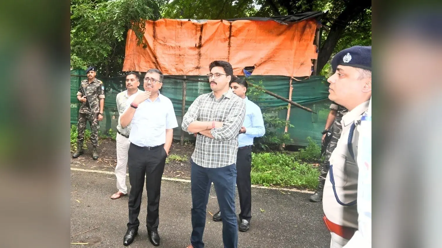 Bokaro News : डीसी-एसपी ने दिशोम गुरु के आवास की सुरक्षा व्यवस्था का लिया जायजा