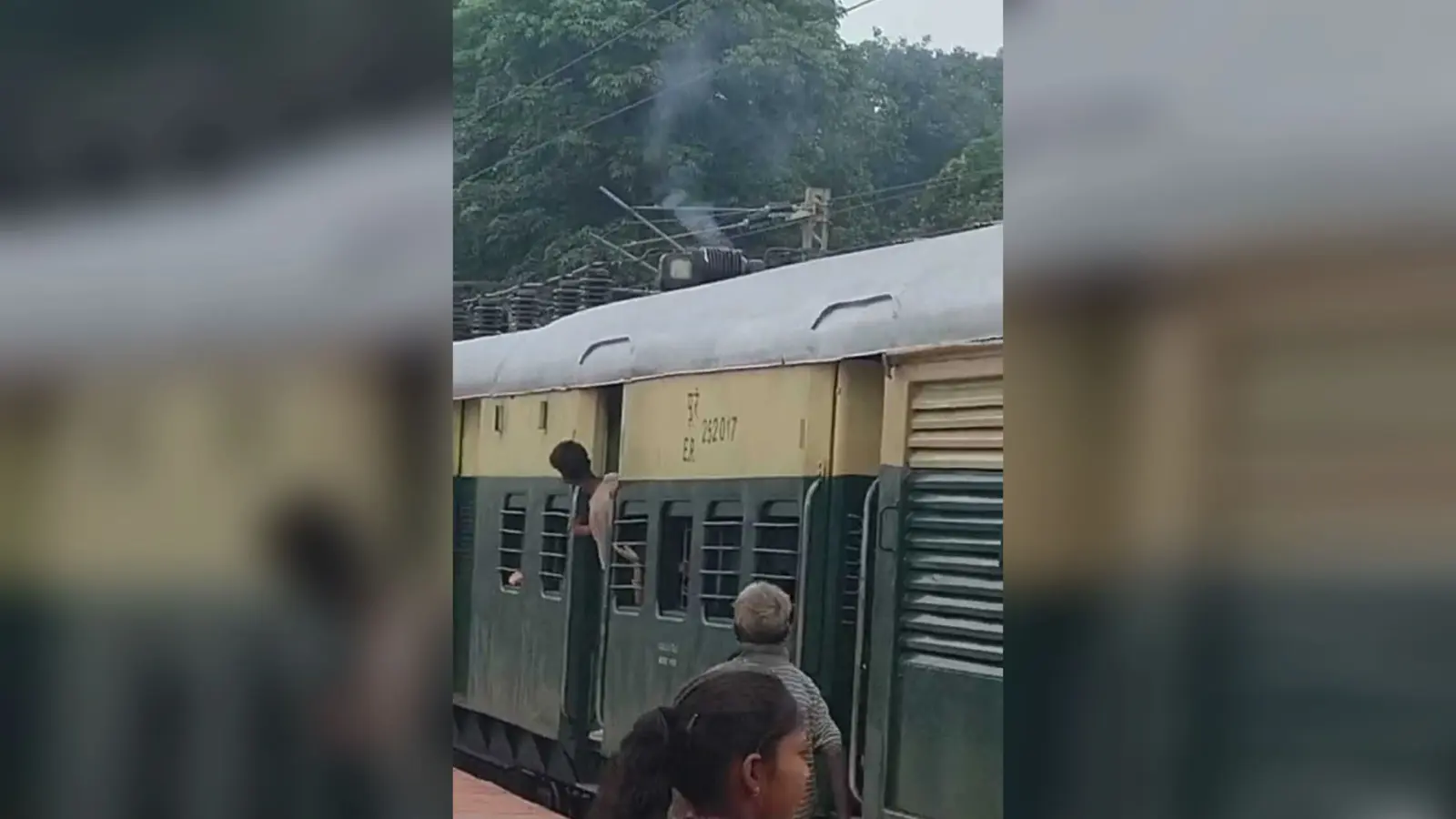 Dhanbad News : अप गया-आसनसोल इएमयू ट्रेन के इंजन से निकला धुआं, मची अफरातफरी