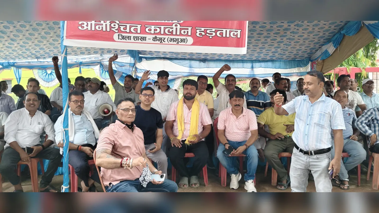 kaimur News : लिपिकों की हड़ताल से कार्यालयों में काम काज रहा ठप