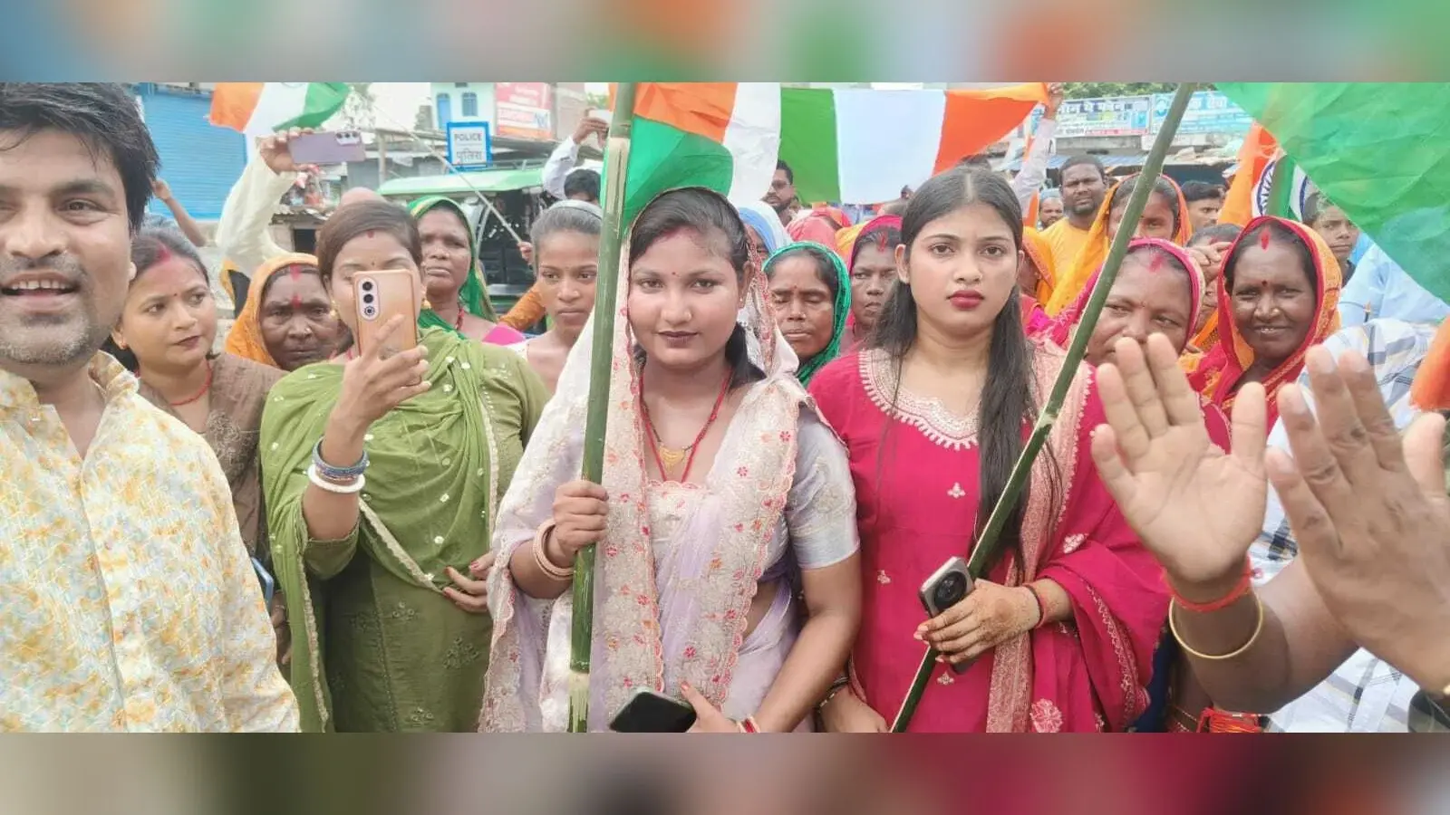 सेना के सम्मान में बसमतिया में निकाली गयी भव्य तिरंगा यात्रा