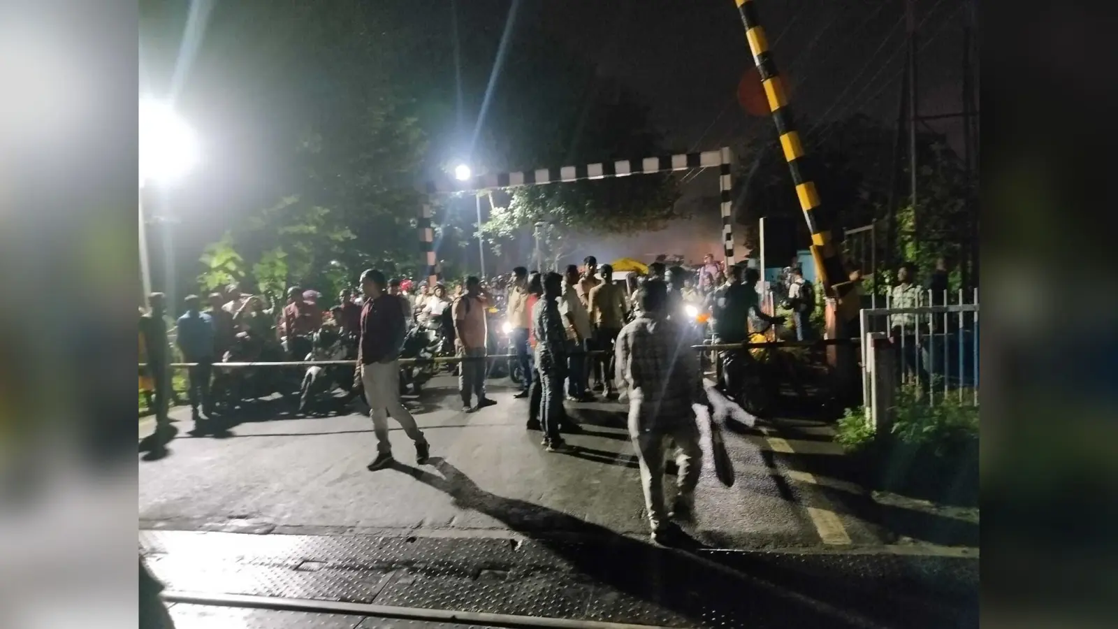 चांदनी चौक से मुख्यालय रोड में रेलवे फाटक घंटों जाम, परेशानी