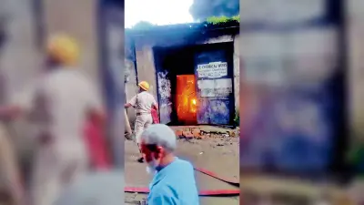 आनंदपुर : प्लास्टिक फैक्टरी में भीषण आग