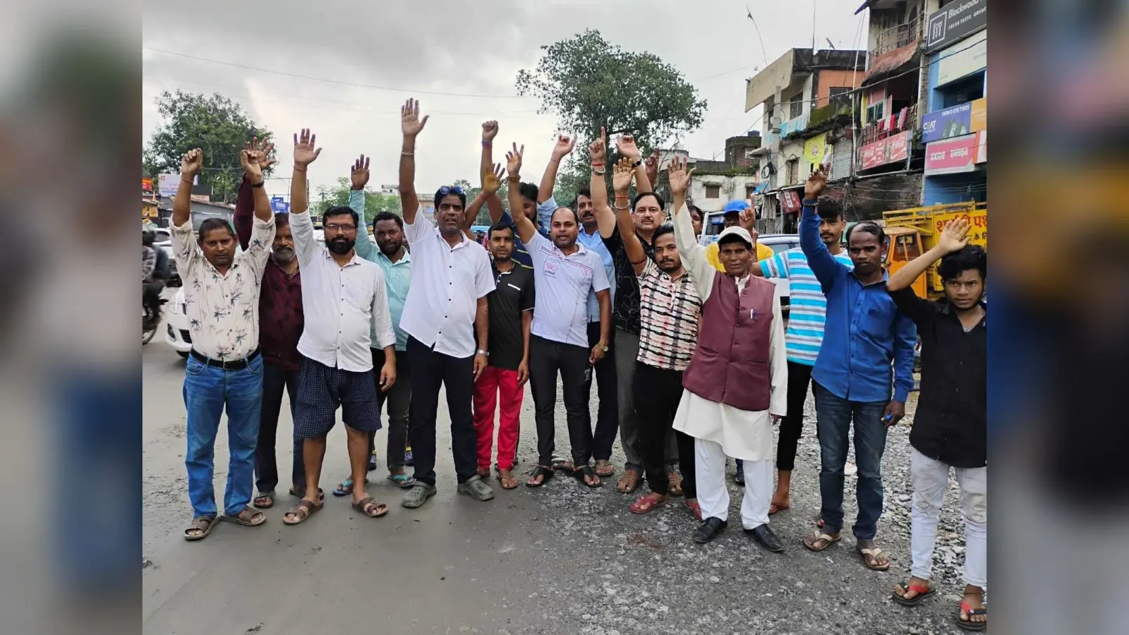 सड़क निर्माण में अनियमितता, ग्रामीणों ने बंद कराया काम