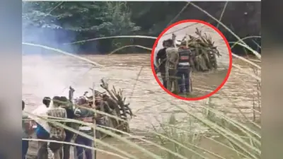 Video : अंतिम संस्कार के दौरान अचानक आ गई बाढ़, पानी में घिर गई चिता फिर…