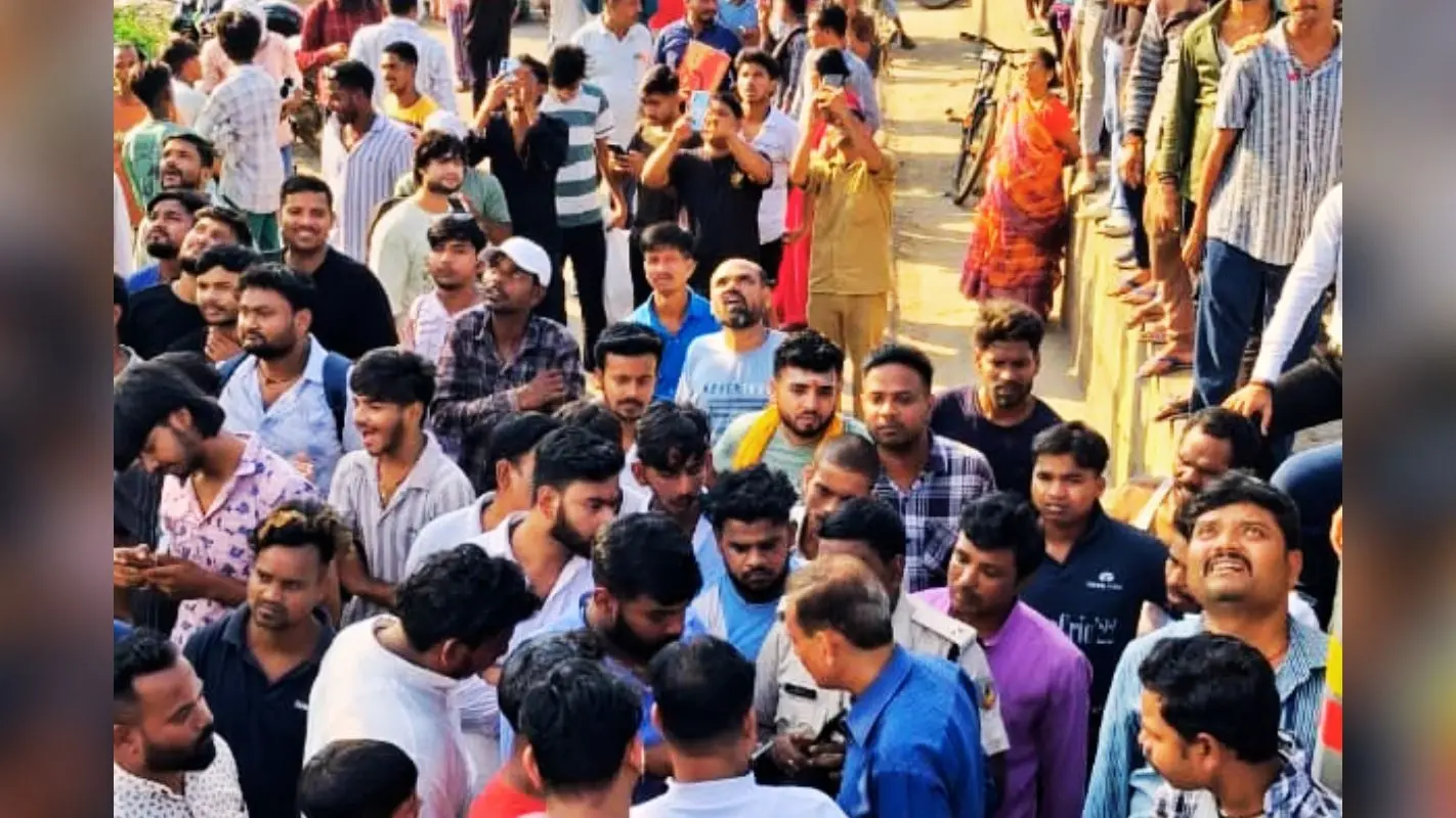 प्रेमी ने धोखा दिया, तो जमशेदपुर में हाई टेंशन बिजली टावर पर चढ़ गयी रांची की युवती