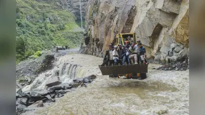 Watch Video : हिमाचल के मलाणा पावर प्रोजेक्ट का डरावना वीडियो आया, नदी में बह गई गाड़ियां