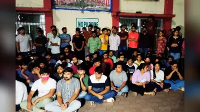 धनबाद के मेडिकल कॉलेज में हंगामा, मारपीट के बाद सभी डॉक्टर हड़ताल पर, आपातकालीन सेवाएं ठप