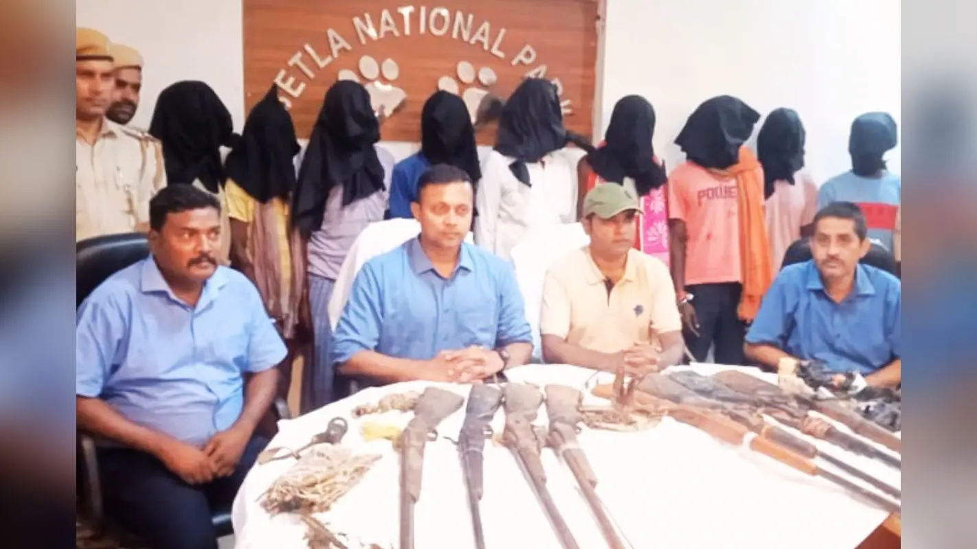 पलामू टाइगर रिजर्व में शिकार की कोशिश नाकाम, 8 भरठुआ बंदूक के साथ 9 शिकारी गिरफ्तार