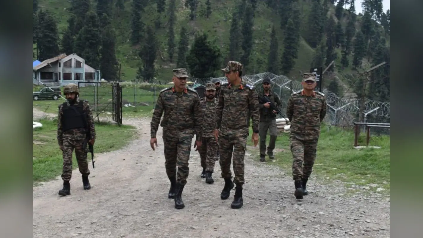 Jammu Kashmir: कुलगाम में आतंकवादियों के खिलाफ 9 दिनों से अभियान जारी, 2 जवान शहीद, एक आतंकी ढेर