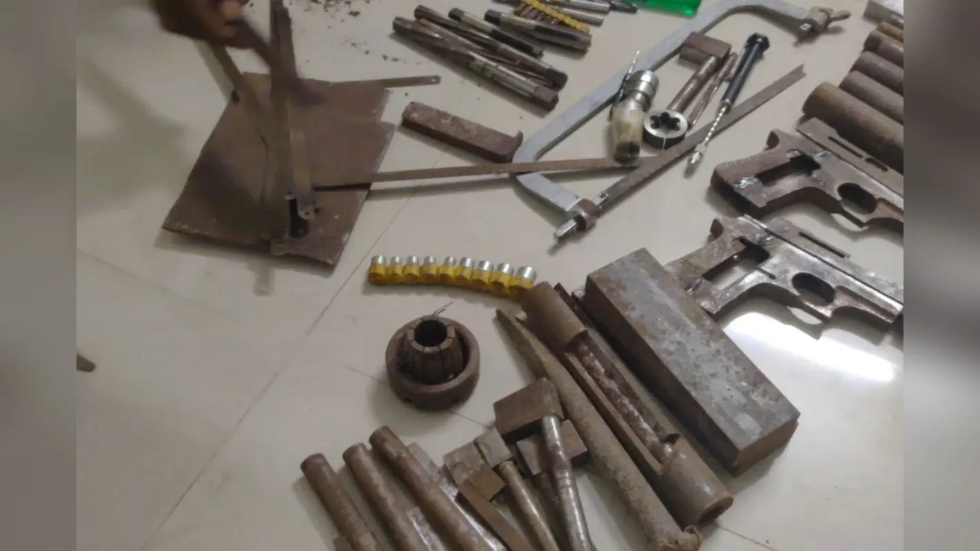 बिहार में मुखिया के घर हथियार फैक्ट्री का खुलासा, अवैध गन मैन्युफैक्चरिंग रैकेट से जुड़े चार अपराधी गिरफ्तार
