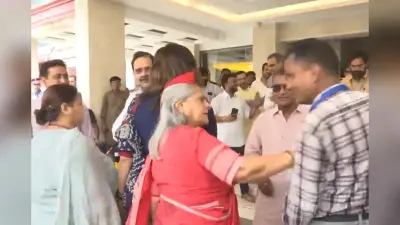Jaya Bachchan Angry Video: जया बच्चन को आया गुस्सा; सेल्फी ले रहे शख्स को मारा धक्का, लगाई डांट