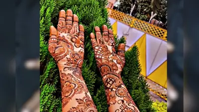 Kajari Teej Special Mehndi Design: हाथों में रचाएं प्यार भरी मेहंदी, साजन हो जाएंगे आप पर फिदा