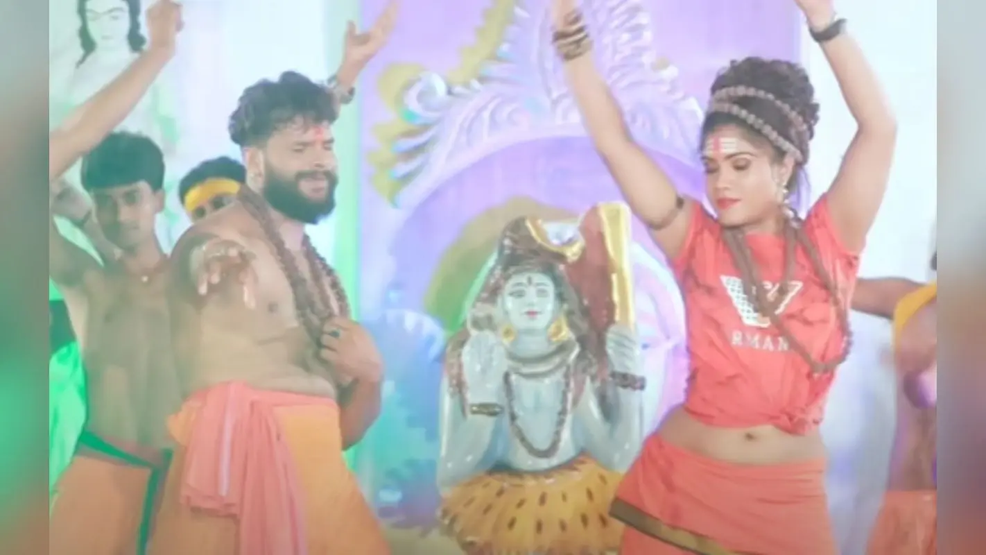 Khesari lal Yadav Bolbam Song: गले में रुद्र की माला पहने खेसारी महादेव की भक्ति में डूबे, नहीं देखा होगा ये अंदाज, सावन में वायरल हुआ ‘कैलाश धुंआ धुंआ’ गाना