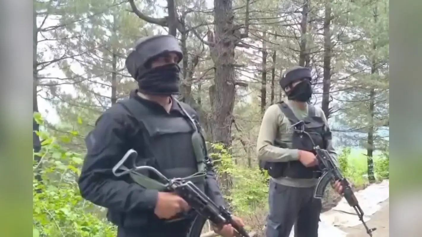 Kulgam Encounter: जम्मू-कश्मीर के कुलगाम में सुरक्षाबलों ने दो आतंकवादियों को मार गिराया, अभियान जारी