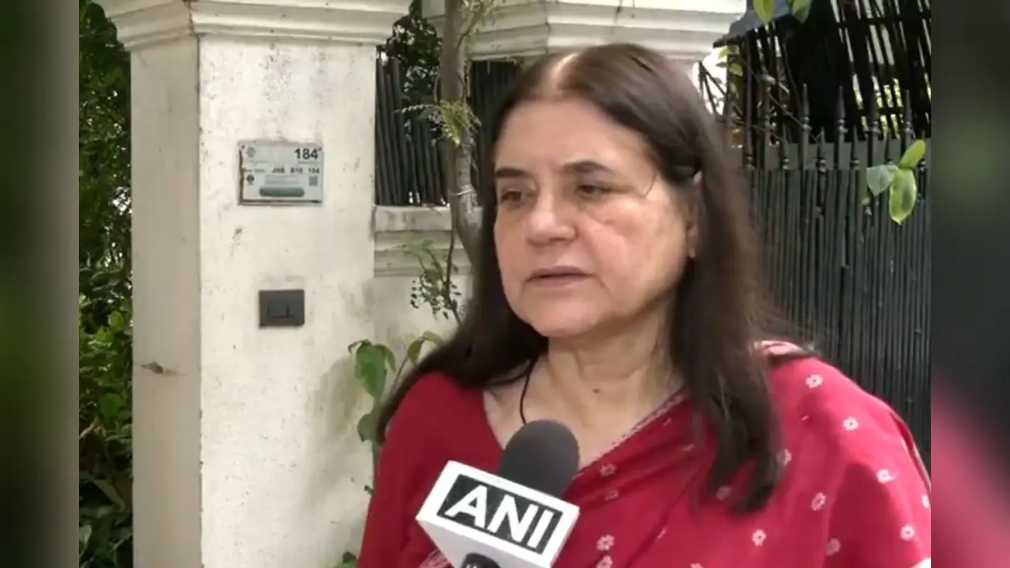 Stray Dogs: आवारा कुत्तों पर SC के फैसले से भड़कीं मेनका गांधी, CJI से समीक्षा करने की मांग की