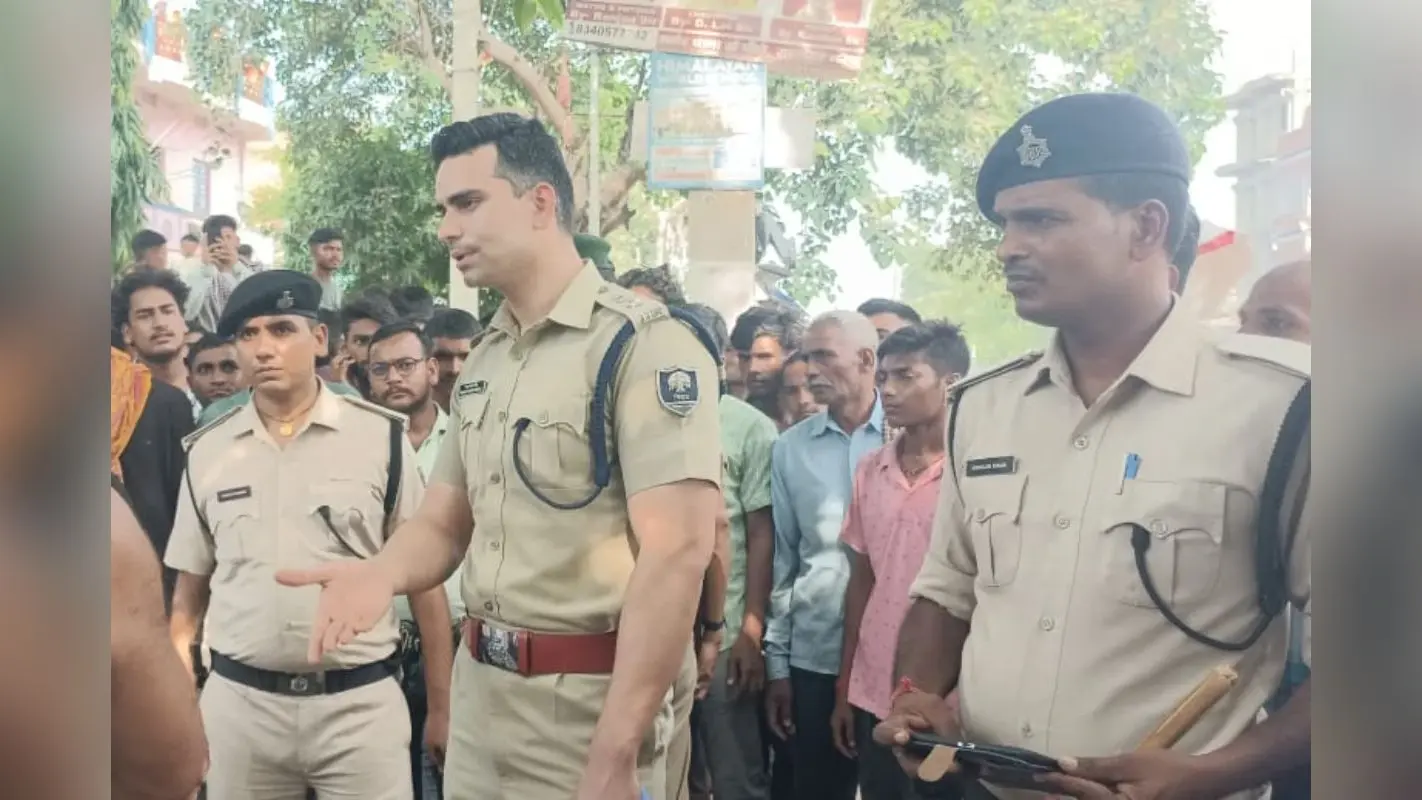 पटना में बिन मां की बच्ची का दुष्कर्म करके अधेड़ ने दी खौफनाक मौत, मनेर थाने को घेरकर लोगों ने काटा बवाल