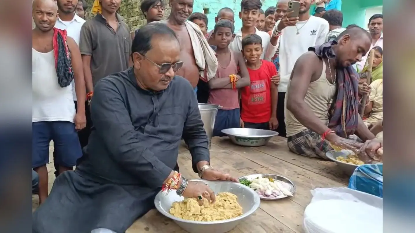 Video: बाढ़ पीड़ितों के साथ सत्तू गूंथकर खाने लगे जदयू विधायक, अलग अंदाज में दिखे गोपाल मंडल
