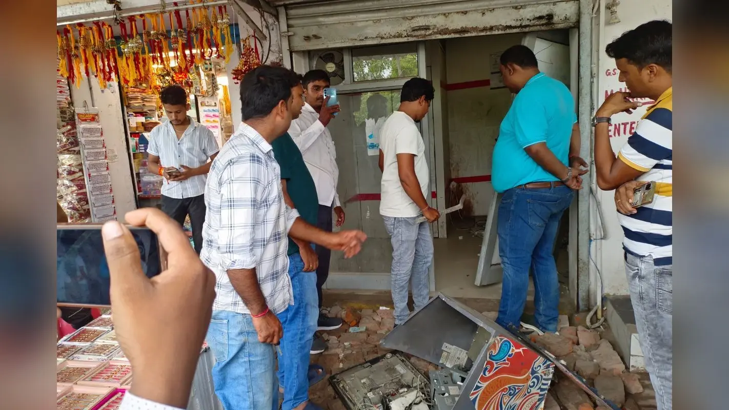 Muzaffarpur ATM Robbery: रात के अंधेरे में बदमाशों ने ATM से उड़ाए लाखों रुपए, CCTV में कैद हुई वारदात