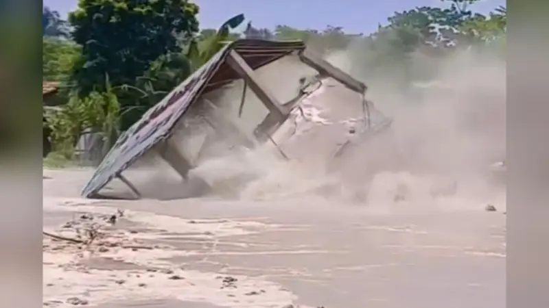 Video: भागलपुर में यहां 3 घंटे में 30 घर ढहकर गंगा में समाए, खुद मकान तोड़कर गांव से जाने लगे लोग