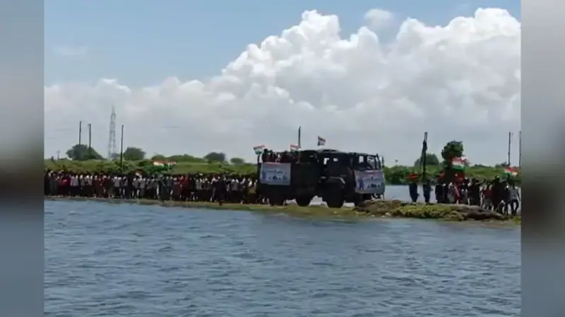Video: बाढ़ के पानी से घिरा गांव पहुंचा शहीद का पार्थिव शरीर, बिहार में ऐसे दी गयी अंतिम विदाई…