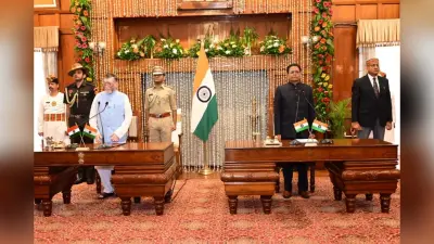 राज्यपाल ने रिटायर्ड जस्टिस नवनीत कुमार को झारखंड राज्य विद्युत नियामक आयोग के अध्यक्ष पद की दिलायी शपथ