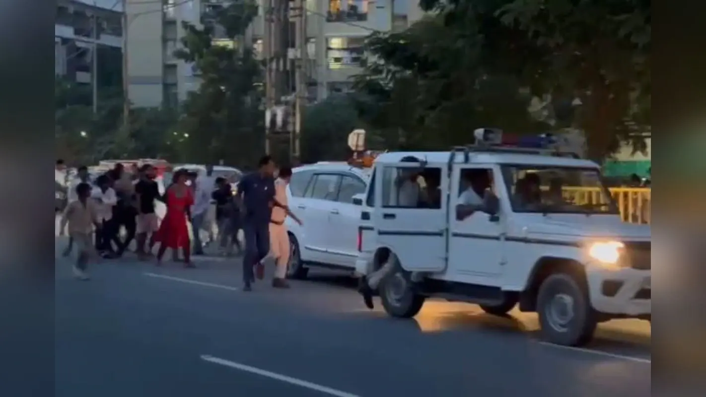 Video: पटना के अटल पथ पर भीड़ ने गाड़ियों में लगायी आग, हमला हुआ तो पुलिस ने की हवाई फायरिंग