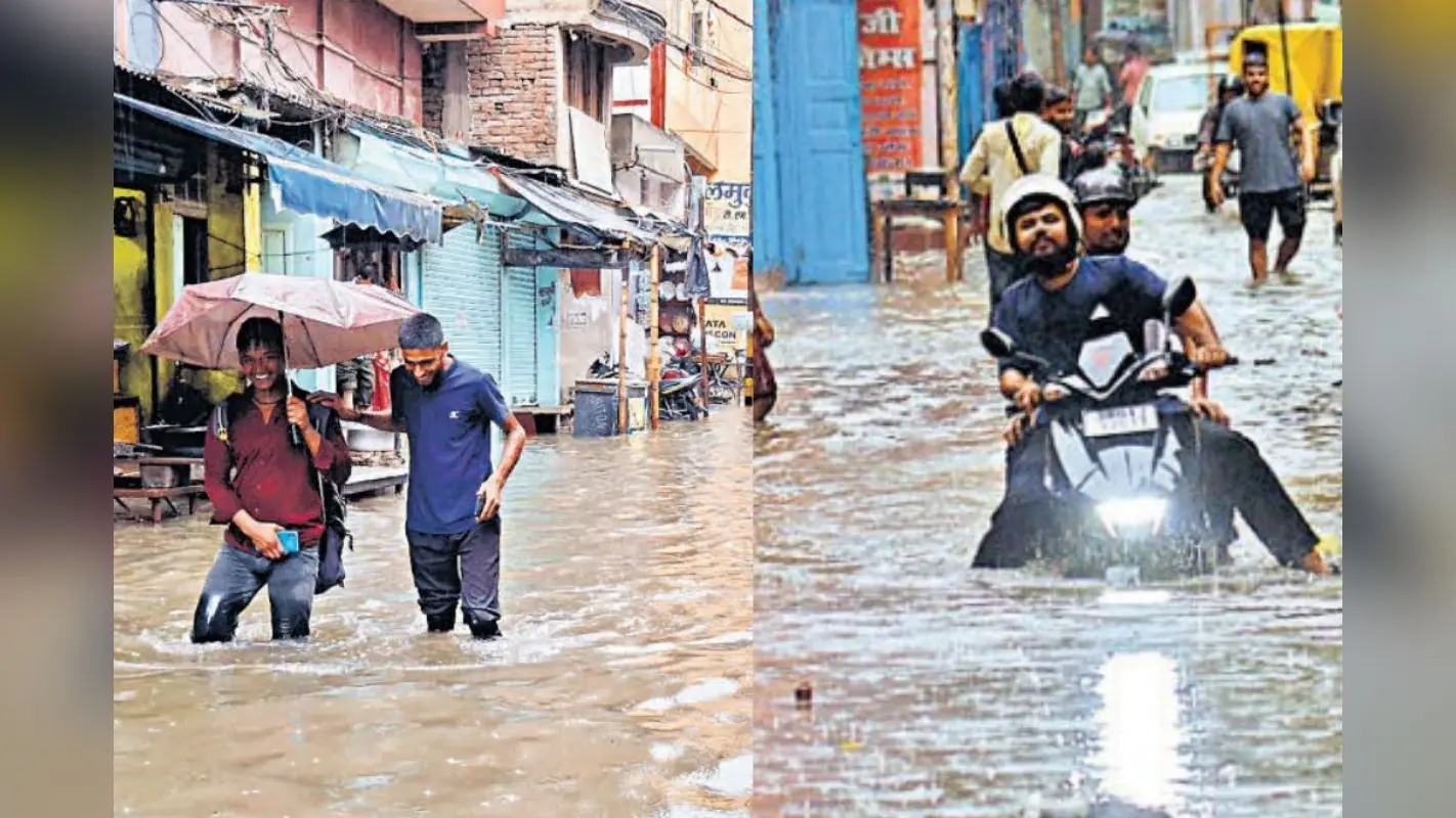 पटना जलजमाव Photos: सड़क-मुहल्ले और दुकानों में घुसा पानी, तैर रहे बाइक और कार
