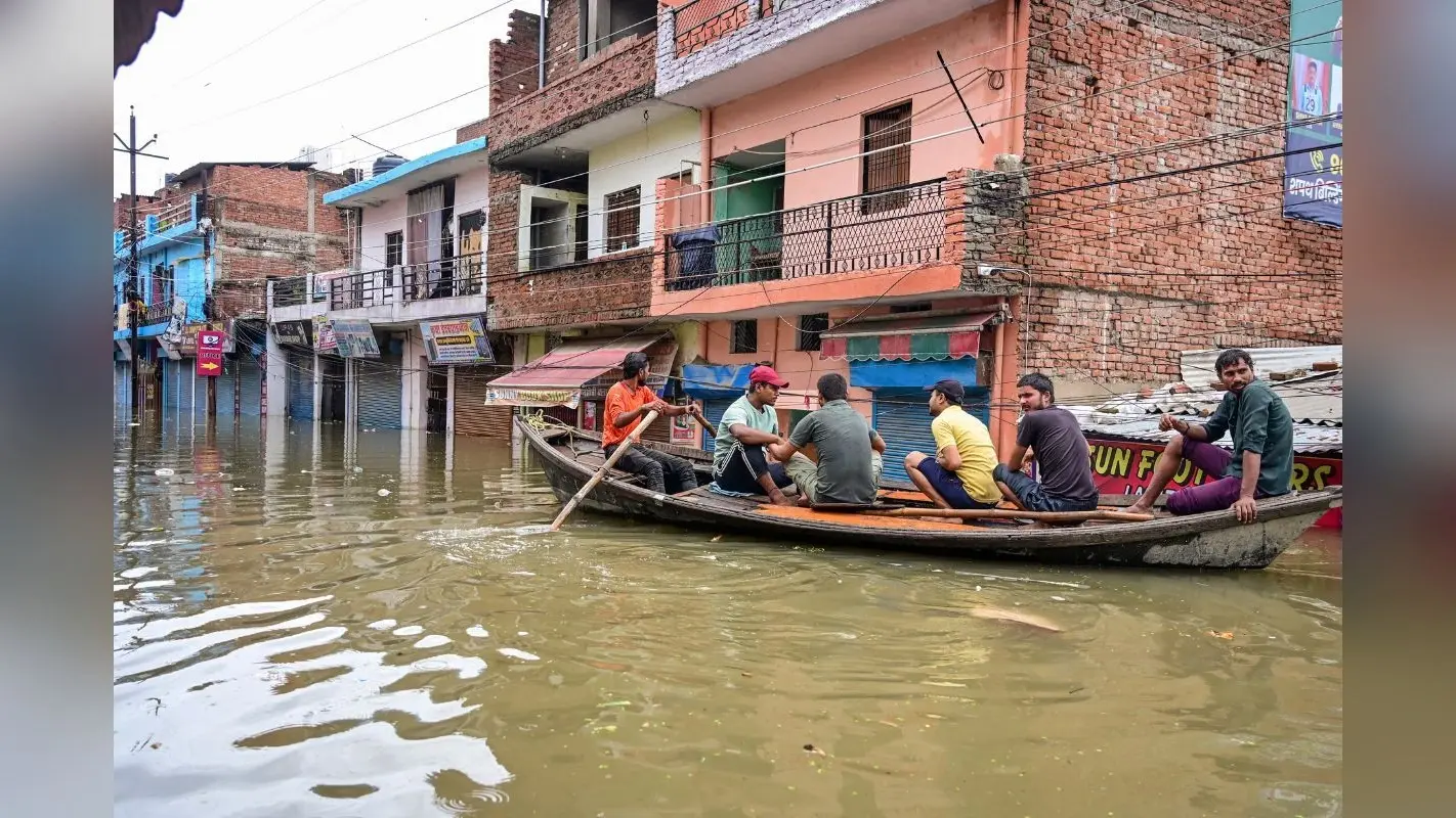 Flood: उत्तर प्रदेश में गंगा-यमुना उफान पर, 17 जिलों में बाढ़ का कहर, 400 से ज्यादा गांव जलमग्न