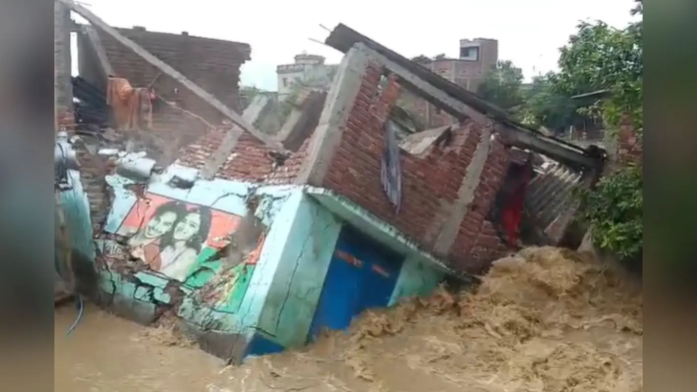 Video: बिहार में बाढ़ से तबाही की तस्वीर देख रूह कांप जायेगी! 22 सेकंड में भरभरा कर नदी में समाया घर