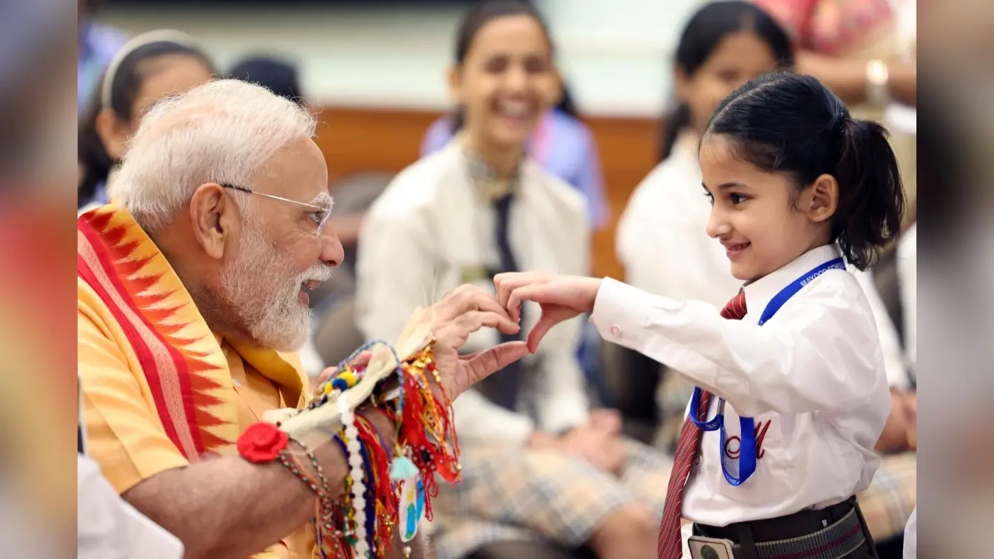 Watch: प्रधानमंत्री नरेंद्र मोदी ने नन्हीं बहनों के साथ कुछ इस तरह मनाया राखी, देखें तस्वीरें