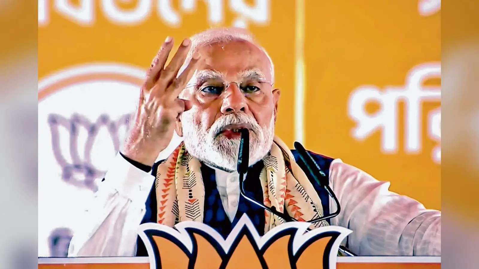 प्रधानमंत्री नरेंद्र मोदी ने स्कूली बच्चों के साथ की मेट्रो ट्रेन की सवारी