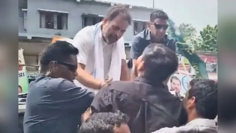 Video: भोजपुर में राहुल गांधी के सामने युवाओं ने लगाए ‘मोदी जिंदाबाद’ के नारे, बुलाकर मिलाया हाथ फिर फ्लाइंग किस…