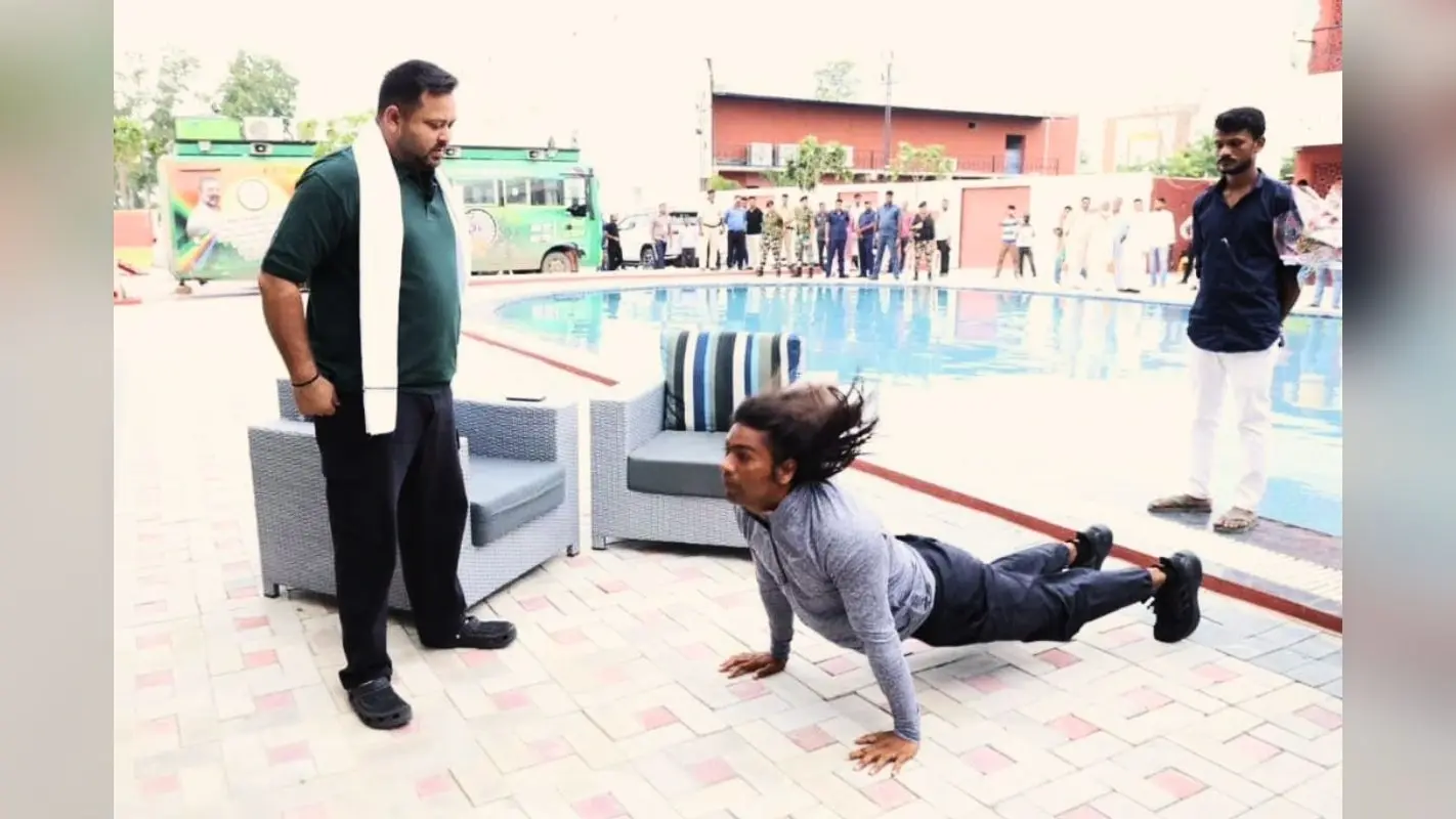 Video: जब Tejashwi Yadav के सामने पुश-अप्स लगाए Bihari Tarzan ‘राजा यादव’, वीडियो हो रहा वायरल