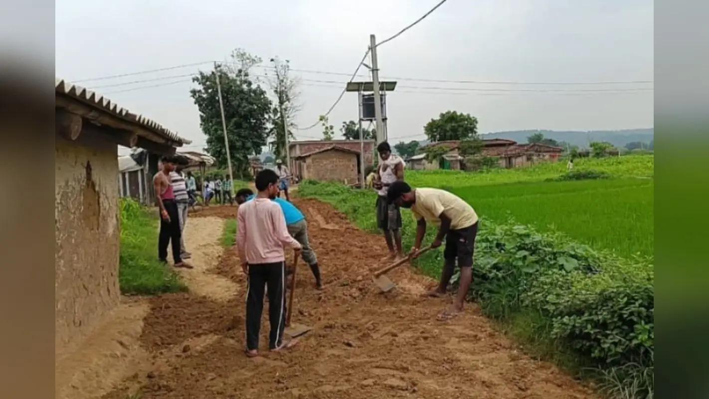 बरसात में सड़क पर चलना हुआ दूभर, अफसरों ने भी नहीं ली सुध तो झारखंड के इस गांव के लोगों ने सिस्टम को दिखाया आईना
