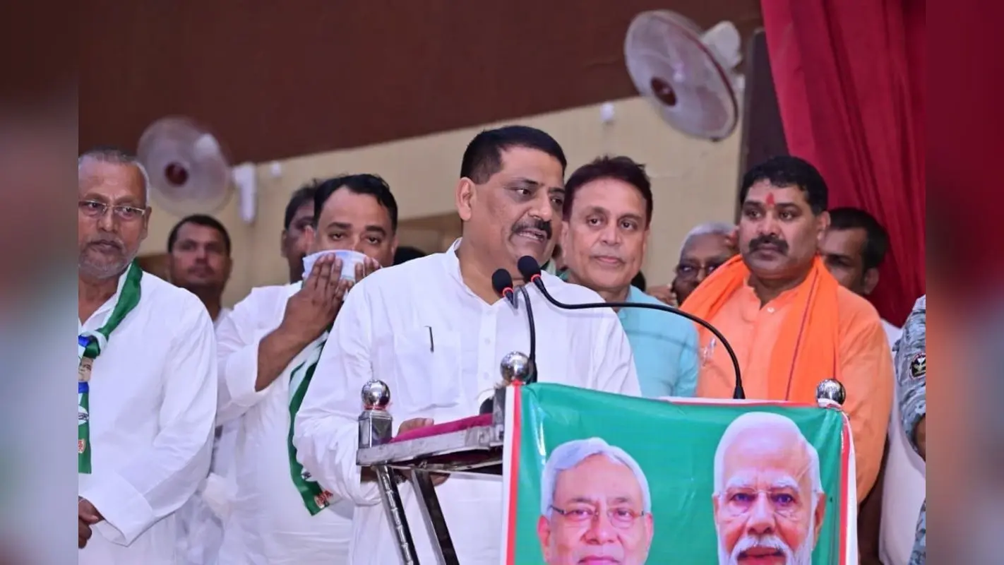 संजय झा ने कांग्रेस पर कसा जोरदार तंज, बोले- बोर्ड लगाकर कह रहे हैं कि जननायक आ रहे