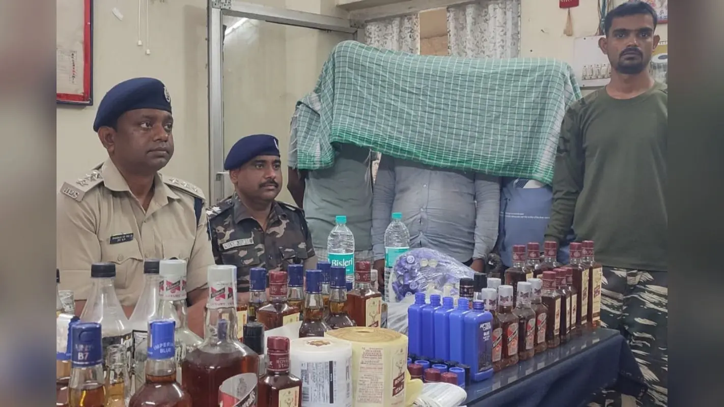 झारखंड के गिरिडीह में मिनी शराब फैक्ट्री का भंडाफोड़, 50 हजार की शराब जब्त, तीन तस्कर अरेस्ट