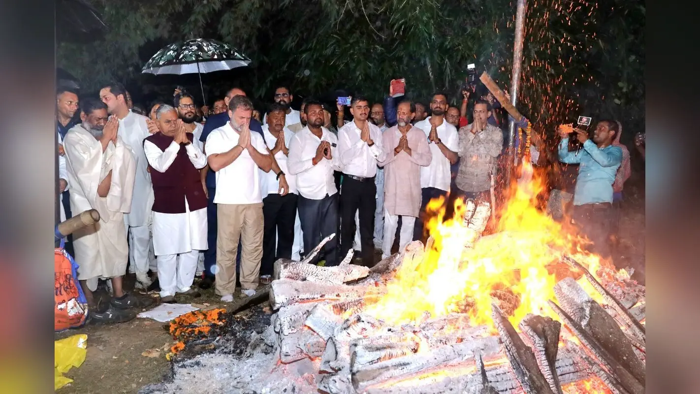 पंचतत्व में विलीन हुए गुरुजी, हेमंत सोरेन ने दी मुखाग्नि, अंतिम जोहार कहने उमड़ पड़ा जनसैलाब