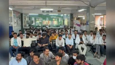 धनबाद के मेडिकल कॉलेज में फिर हड़ताल पर बैठे डॉक्टर्स, OPD समेत इमरजेंसी सेवाएं बंद