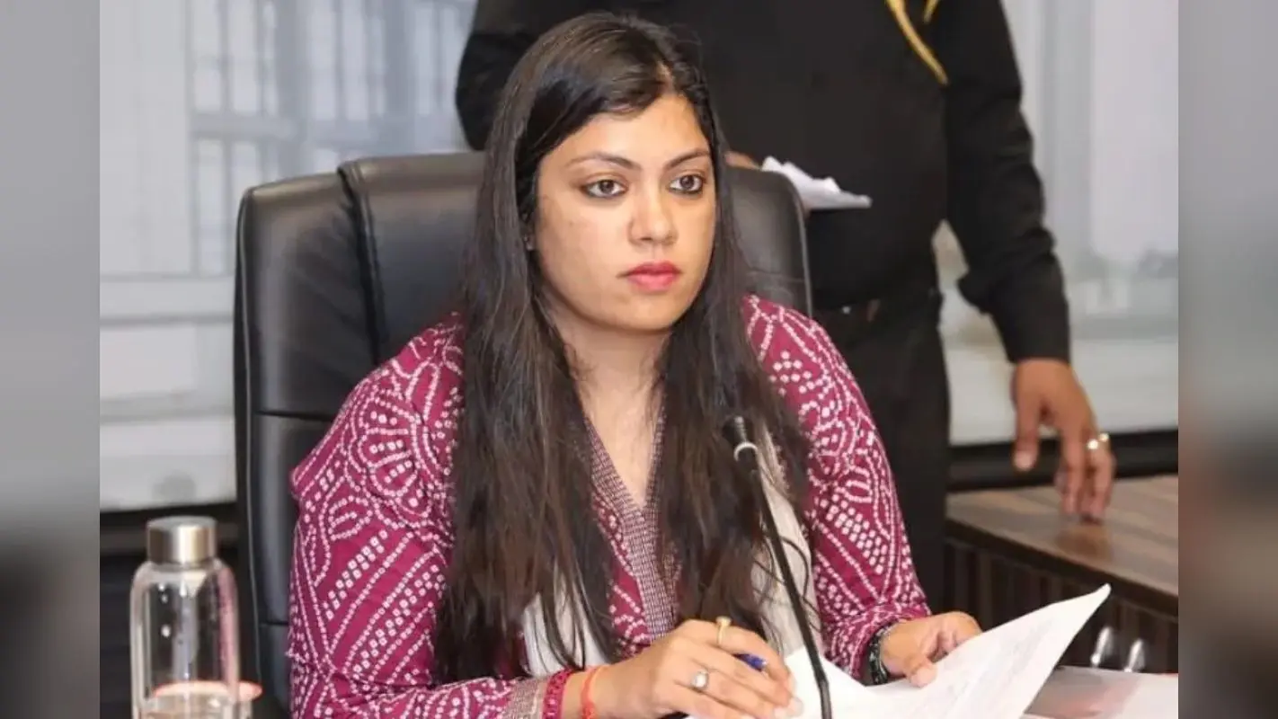 Success Story: नोएडा की पहली महिला DM, जिन्होंने ट्रिगर से थामी सिस्टम की कमान