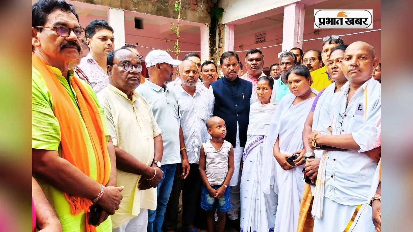 सूर्या हांदसा के गांव पहुंचे BJP के 7 नेता, अर्जुन मुंडा बोले- फिर से हो पोस्टमार्टम, CBI करे जांच