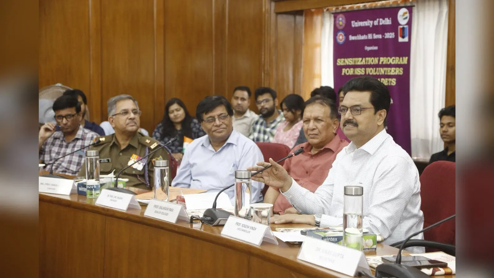 DU: डूसू चुनाव में अधिक प्रिंटेड पोस्टर लगाने वाले उम्मीदवार से छात्र बनाएं दूरी