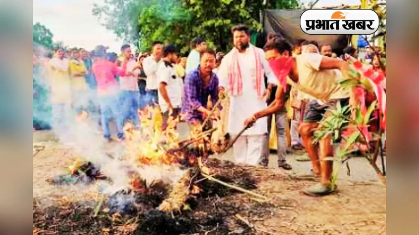 नगड़ी में आदिवासियों के प्रदर्शन पर केस से नाराज लोगों ने स्वास्थ्य मंत्री का पुतला जलाया