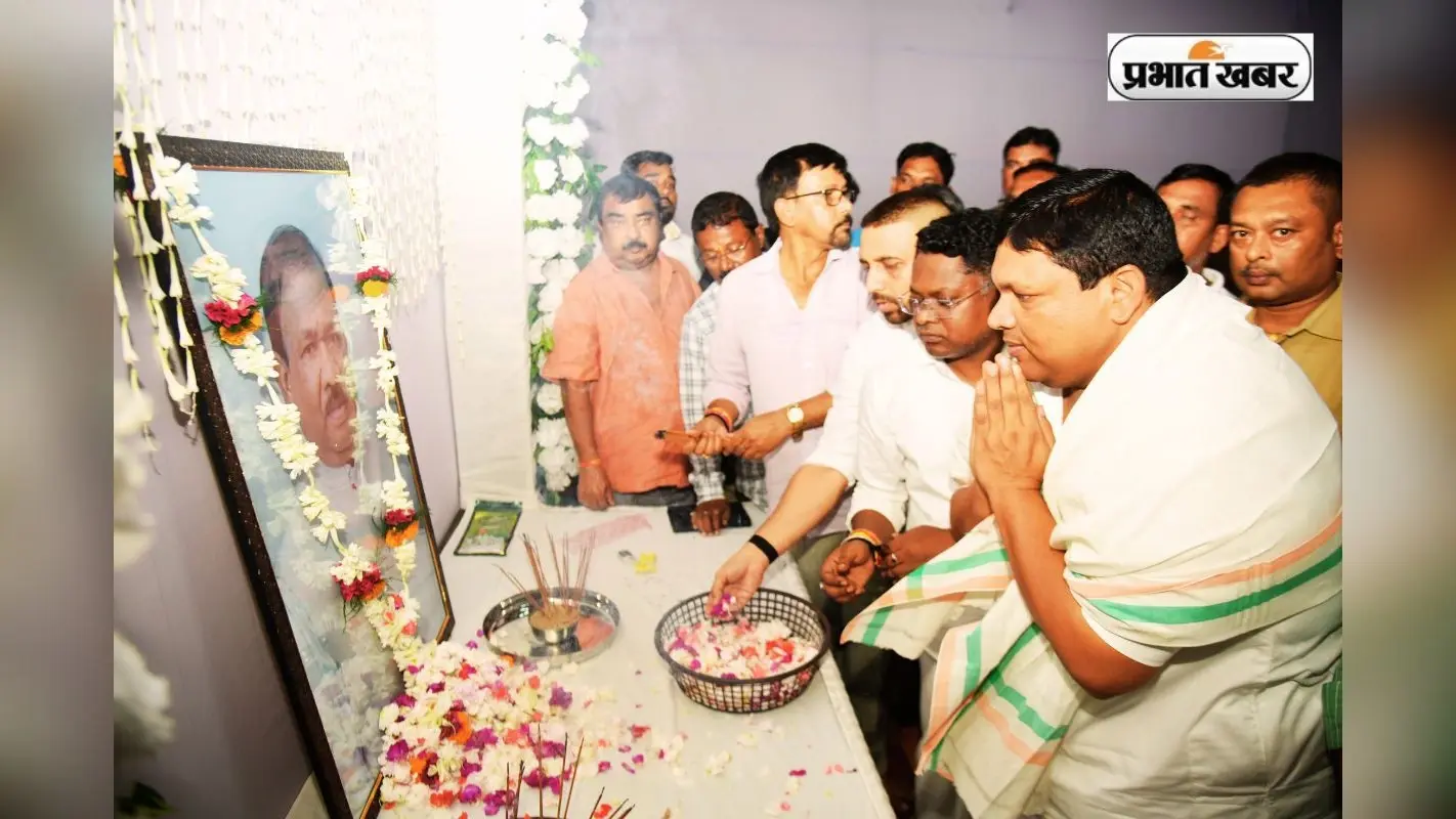 रामदास सोरेन को श्रद्धांजलि देने जमशेदपुर पहुंचे विधायक और पूर्व मंत्री, ऐसे किया याद