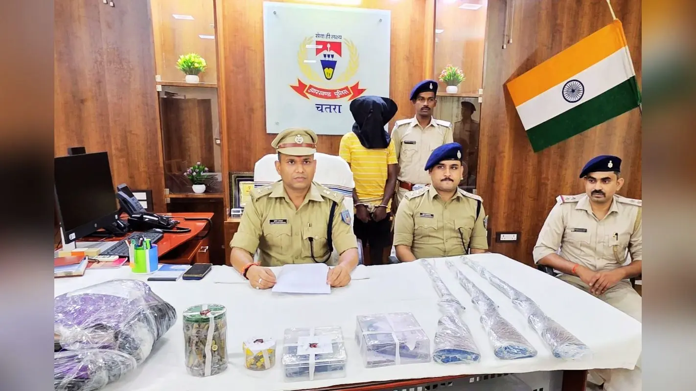 झारखंड में भारी मात्रा में हथियार और गोली के साथ टीएसपीसी उग्रवादी गिरफ्तार