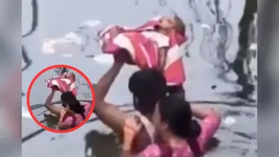 UP Flood Video : यूपी बाढ़ के इस वीडियो को देख लोगों को ‘बाहुबली’ फिल्म का सीन याद आ गया