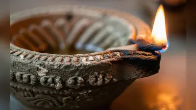 Vastu Tips: घर में पूजा का जितना पुराना दीपक, उतना ही लाभ