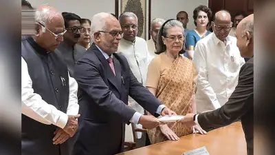 Vice President Election 2025 : दाईं ओर खरगे, बाईं ओर सोनिया गांधी, सुदर्शन रेड्डी के नामांकन का वीडियो आया सामने